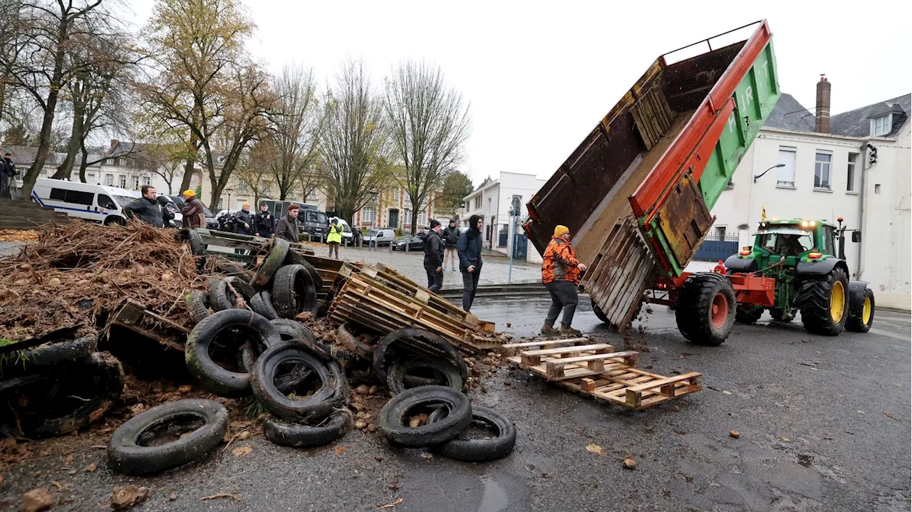 Colère des agriculteurs : des manifestants ciblent des préfectures, des poids lourds et des plateformes logist