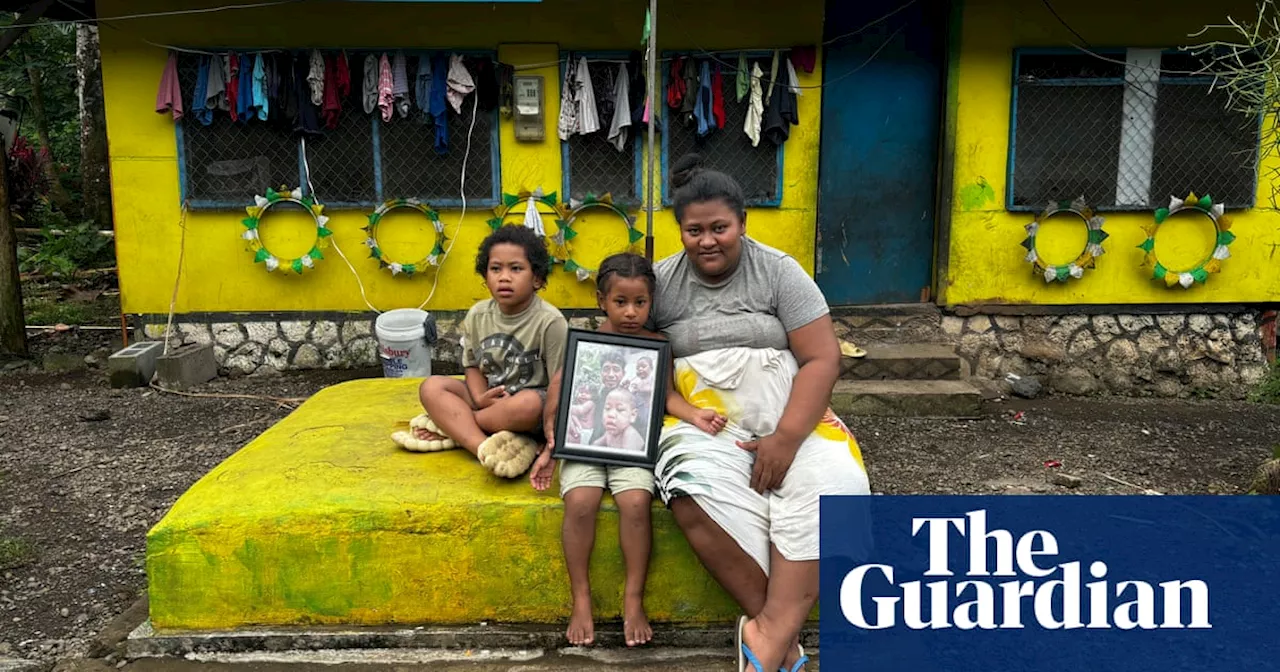 Fa'aoso Tuivale Holds Picture of Children Who Died in Samoan Measles Epidemic