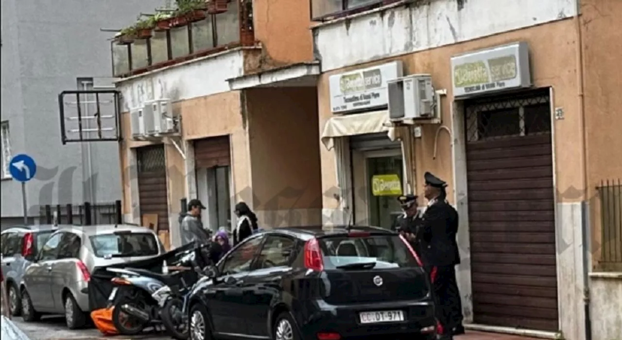 Terracina, anziana trovata morta in casa con graffi al collo: fermato e interrogato il marito di 93 anni