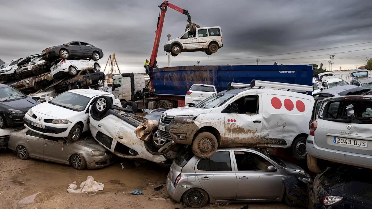 Montañas de coches arrastrados por la DANA esperan ser retirados