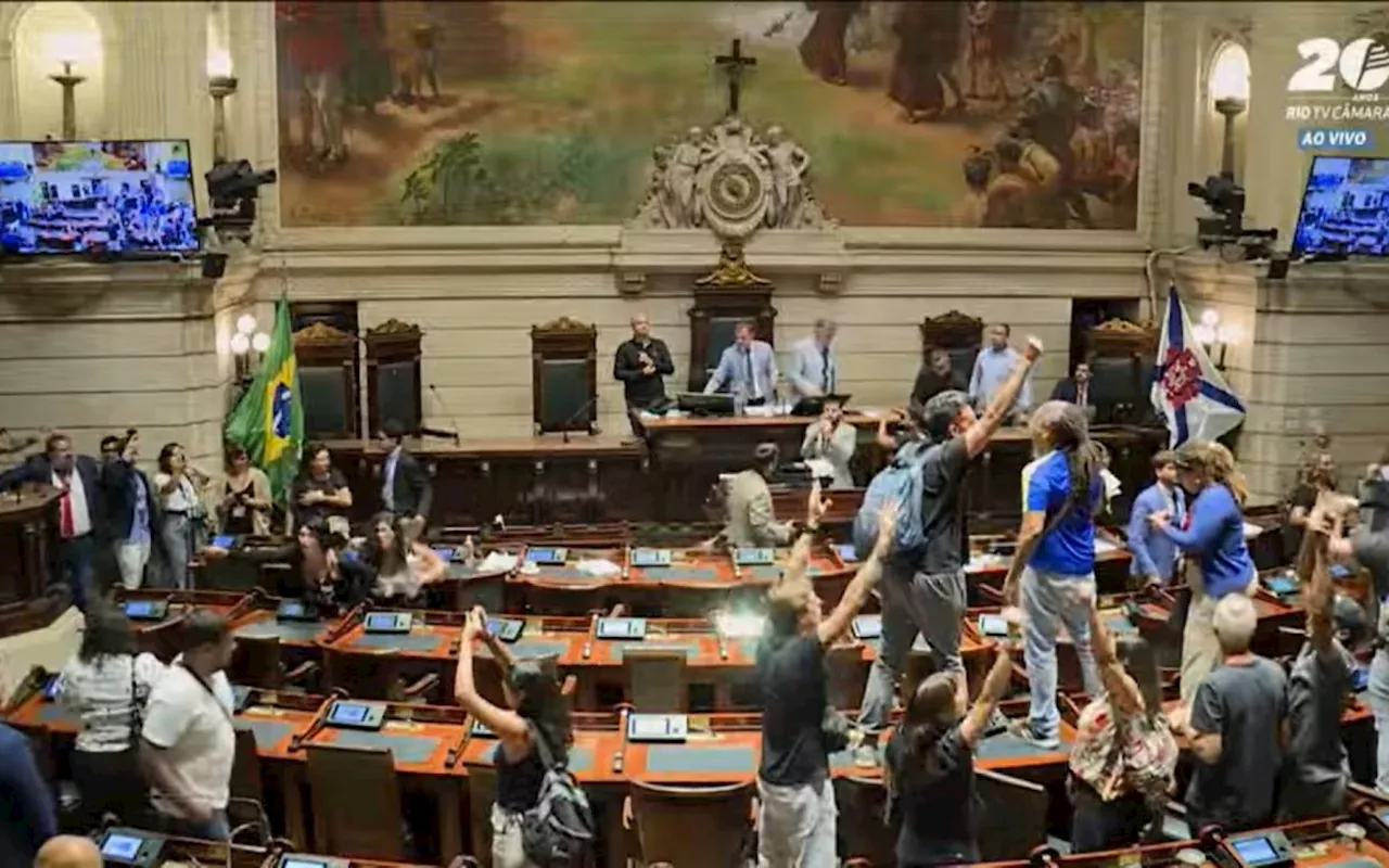 Vídeo: professores invadem plenário e paralisam votação que pode mudar plano de carreira da categoria