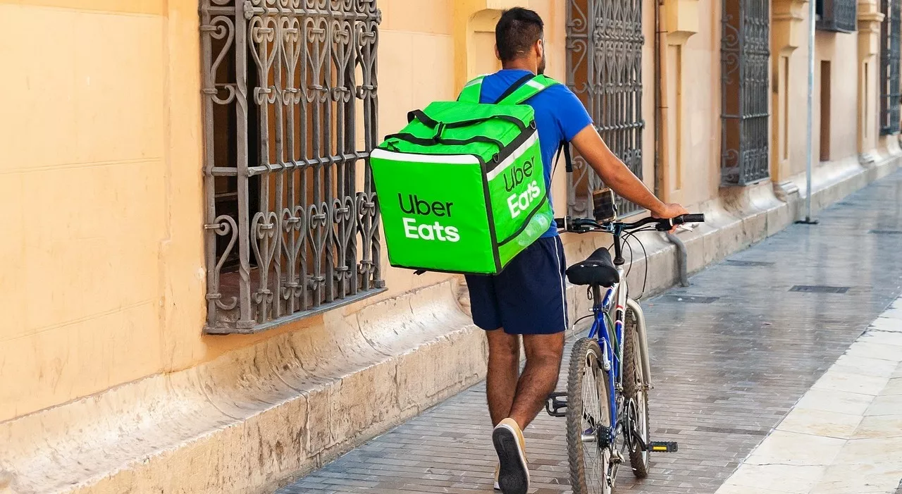 Rider truffano Uber Eats per anni, rubati oltre 2 milioni di euro: come funziona il raggiro su Telegram