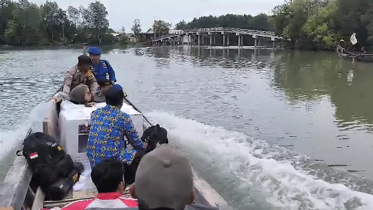 Distribusi Surat Suara Pilkada di Tulang Bawang Berlangsung Dramatis, Polisi Arungi Muara Penuh Buaya