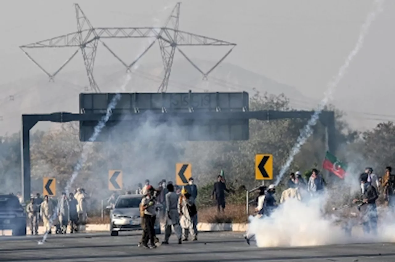 Heavy clashes as thousands of protesters breach lockdown to march on Pakistan capital, demanding Imran Khan’s release