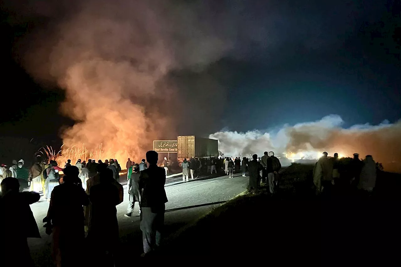 Pakistan: Khan Supporters Burn Bushes to Defend Against Tear Gas