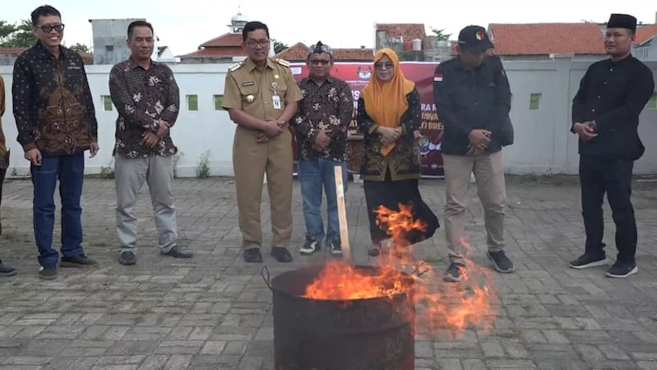 H-1 Pilkada, KPU Brebes Bakar 1.223 Surat Suara Rusak dan Berlebih