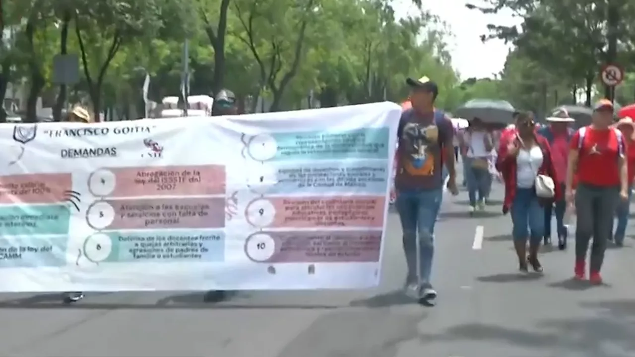 Maestros de la CNTE bloquean Paseo de la Reforma, en CdMx