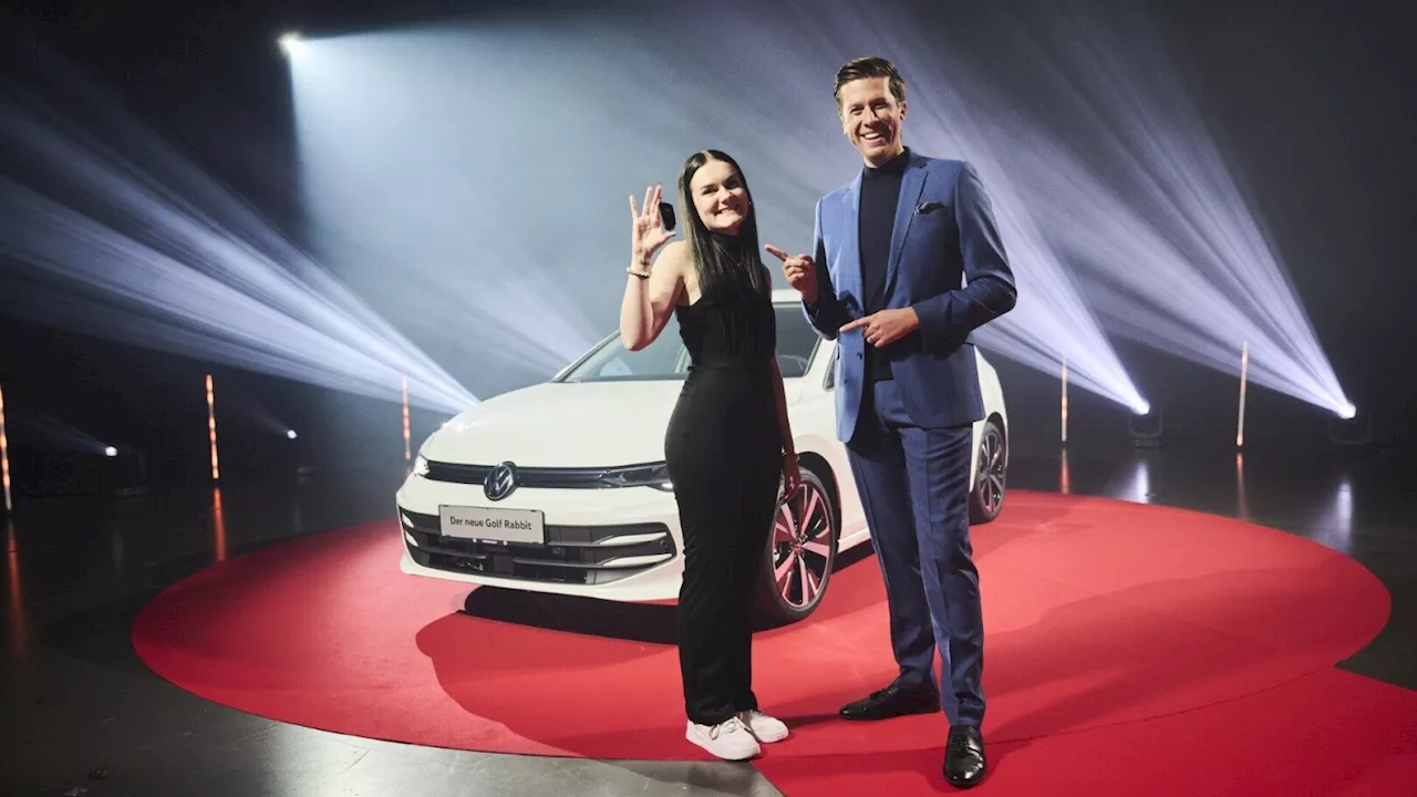 Julia aus Oberndorf gewinnt Quizjagd VW Special und erhält Schlüssel für neuen VW