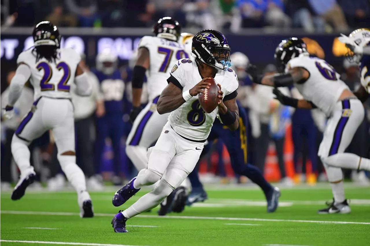 Lamar Jackson Führt Baltimore Ravens zu Sieg über Los Angeles Chargers und Gibt John Harbaugh Bruder-Duell-Sieg