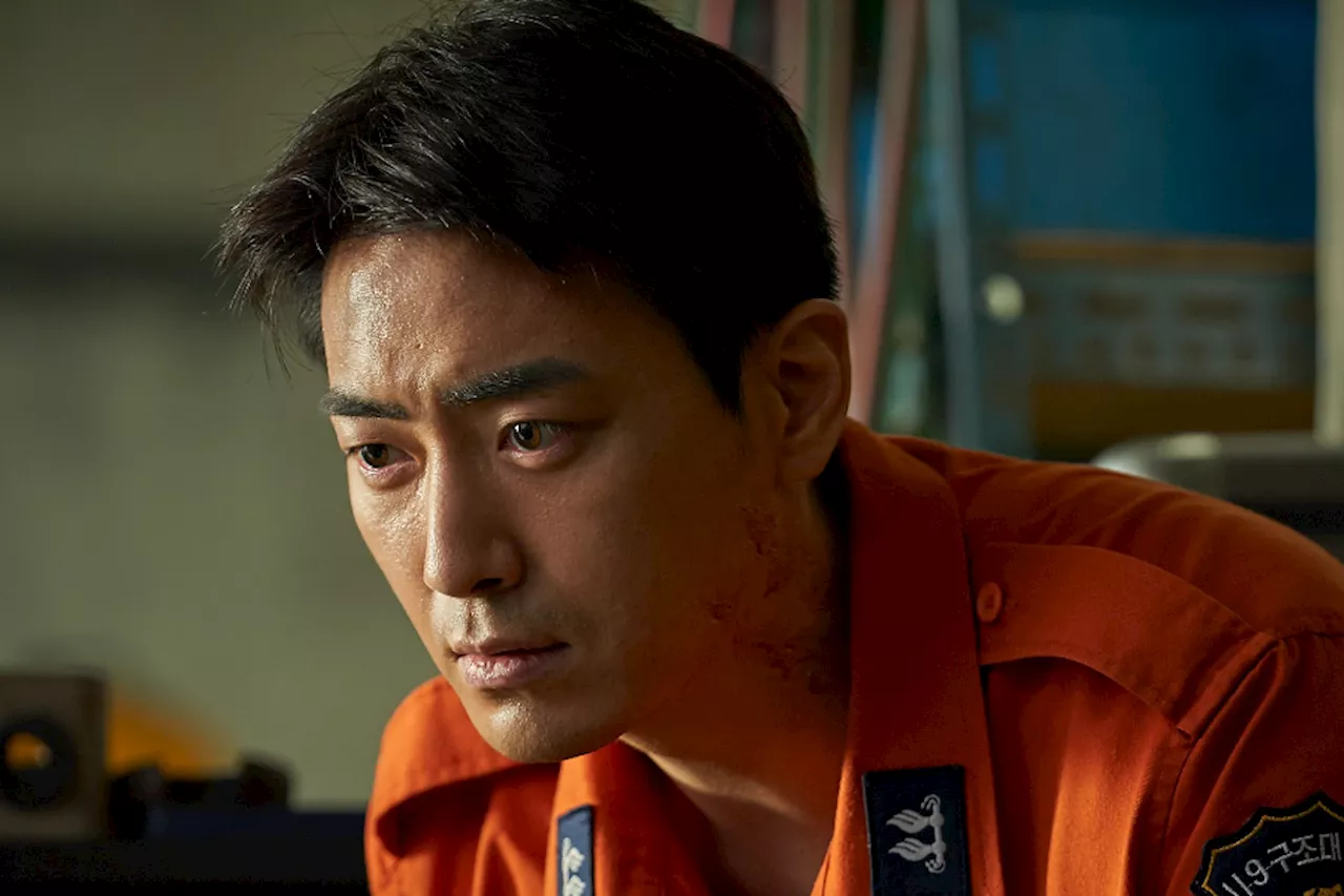 Lee Jun Hyuk Shines As A Tough Firefighter On The Job In Upcoming Film “Firefighters”