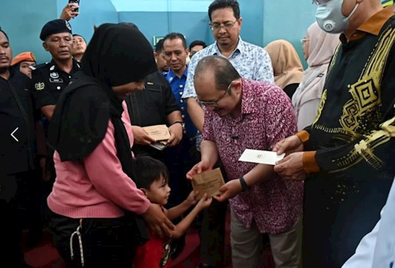 Malaysian Prime Minister Donates to Flood Victims in Melaka