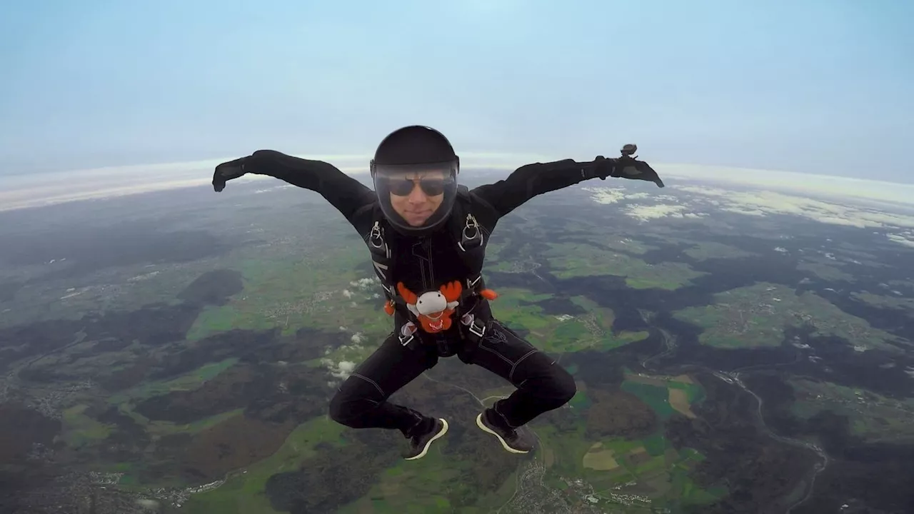 SWR3 Elch goes Skydiving: Das ist der schnellste Elch der Welt!