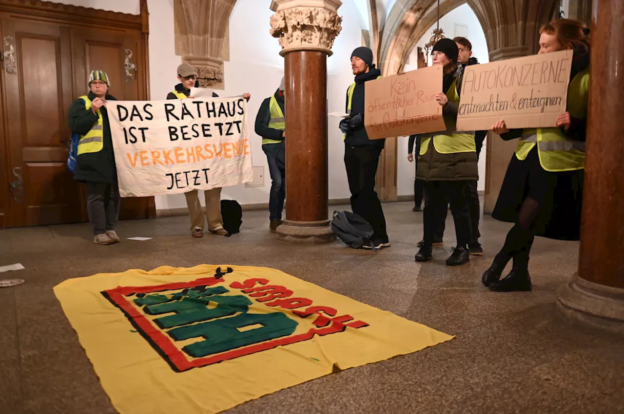 Vor Entscheidung im Münchner Stadtrat: IAA-Gegner dringen ins Rathaus ein