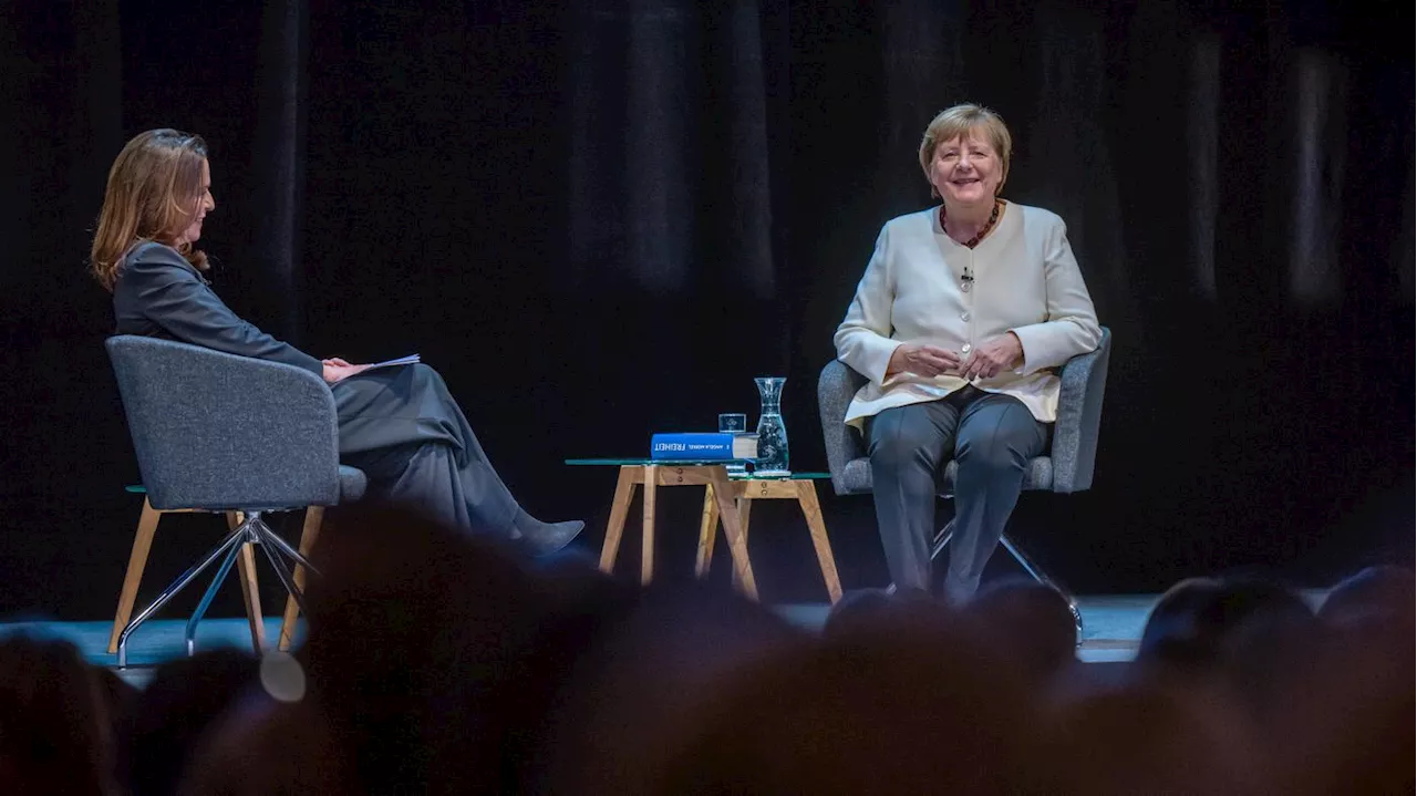 Lesung im Deutschen Theater in Berlin: Angela Merkel kommt durch den Bühneneingang