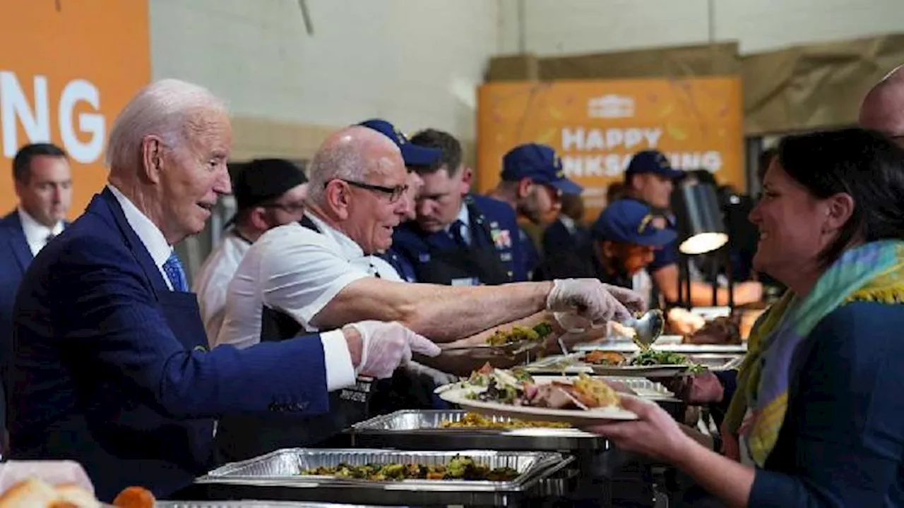 Joe Biden Berbagi Makanan Thanksgiving dengan Anggota Militer AS