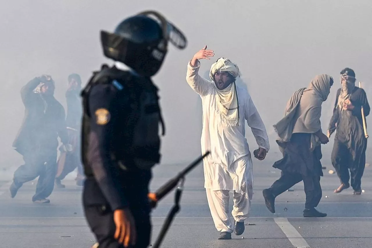 Khan followers, police clash in Pakistani capital