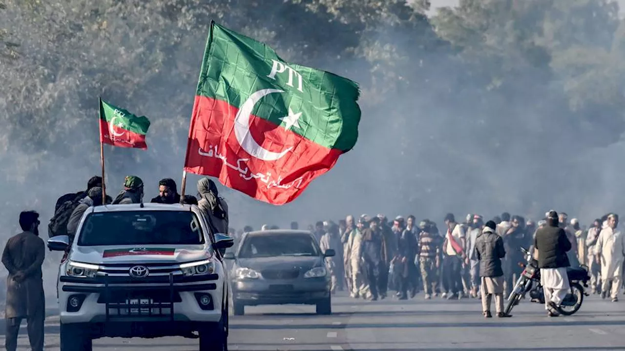 Imran Khan supporters enter Islamabad in a major show of force