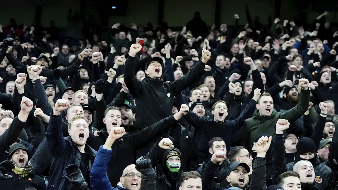 Feyenoord Fans Honen Slot tijdens Manchester City Wedstrijd