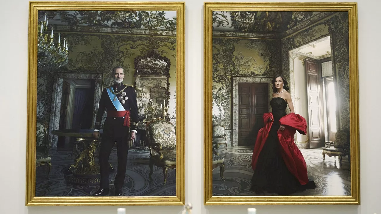 La reina Letizia con el vestido negro de Balenciaga más elegante en el retrato oficial de Annie Leibovitz