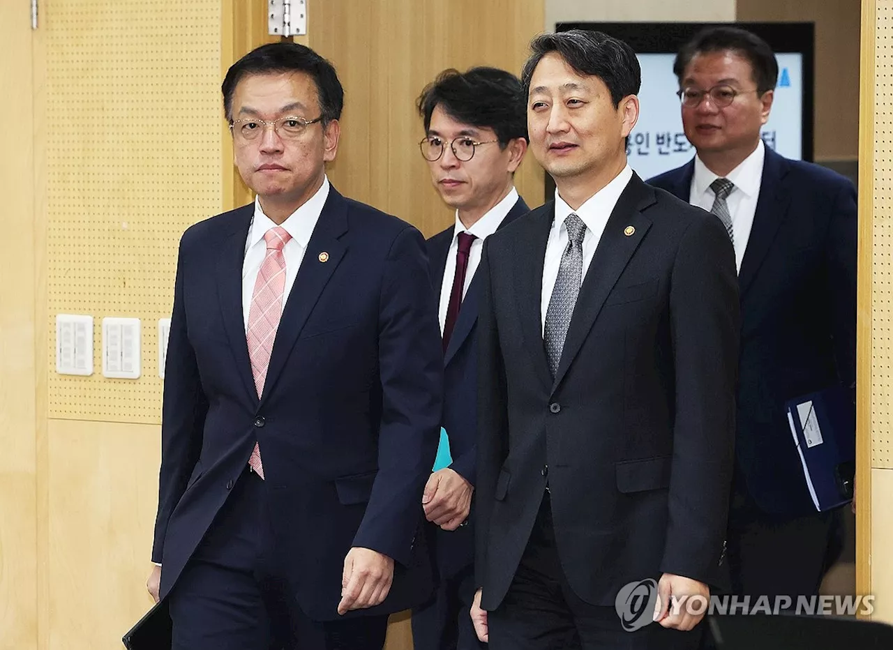 최상목 부총리, 한국반도체산업협회에서 산업경쟁력 강화회의 참석