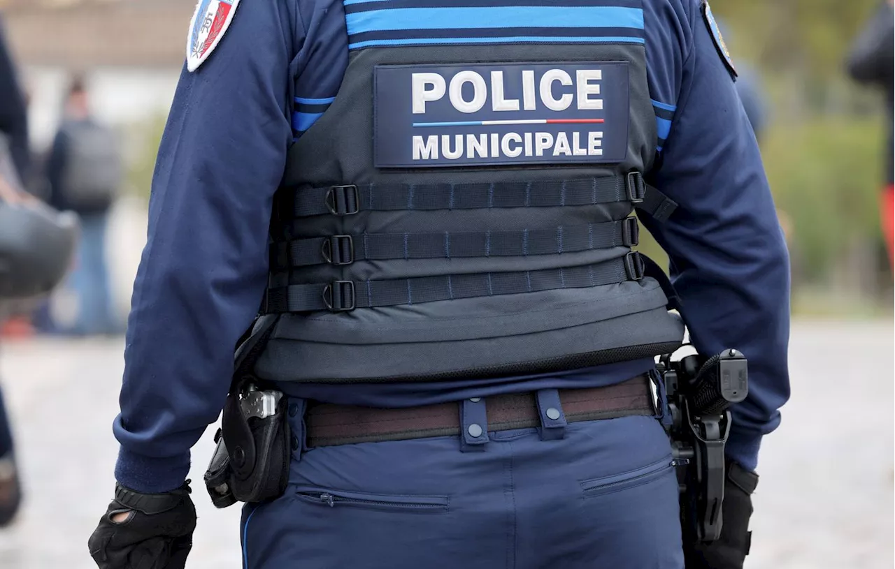 Homme Arme de Couteaux Arrêté Par Un Policier Municipal Près du Marché de Noël