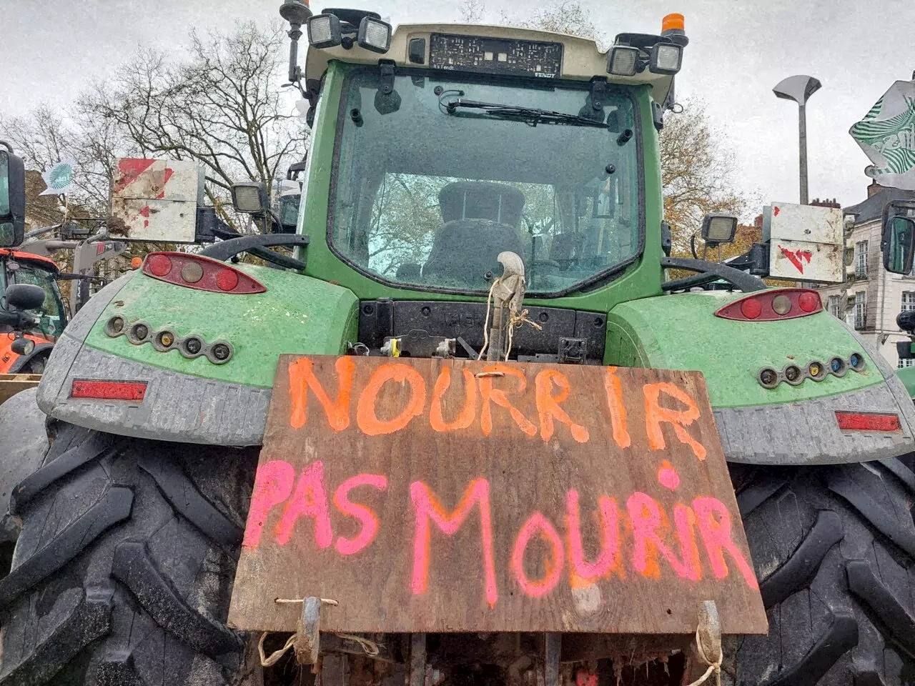 Les agriculteurs toujours mobilisés dans le Haut-Rhin : du fumier déversé devant la sous prefecture