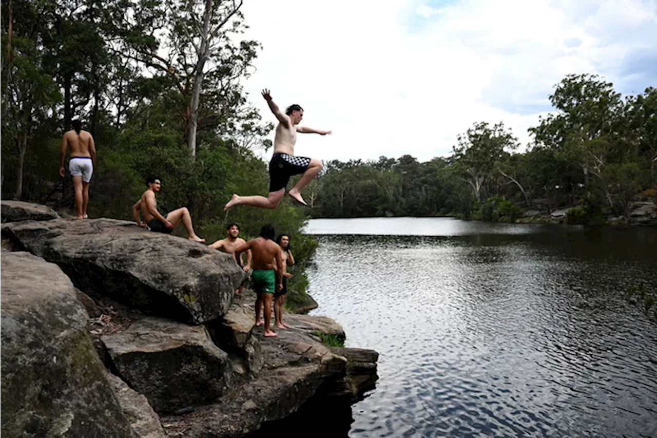 Bagnanti si tuffano in un lago ad ovest di Sydney