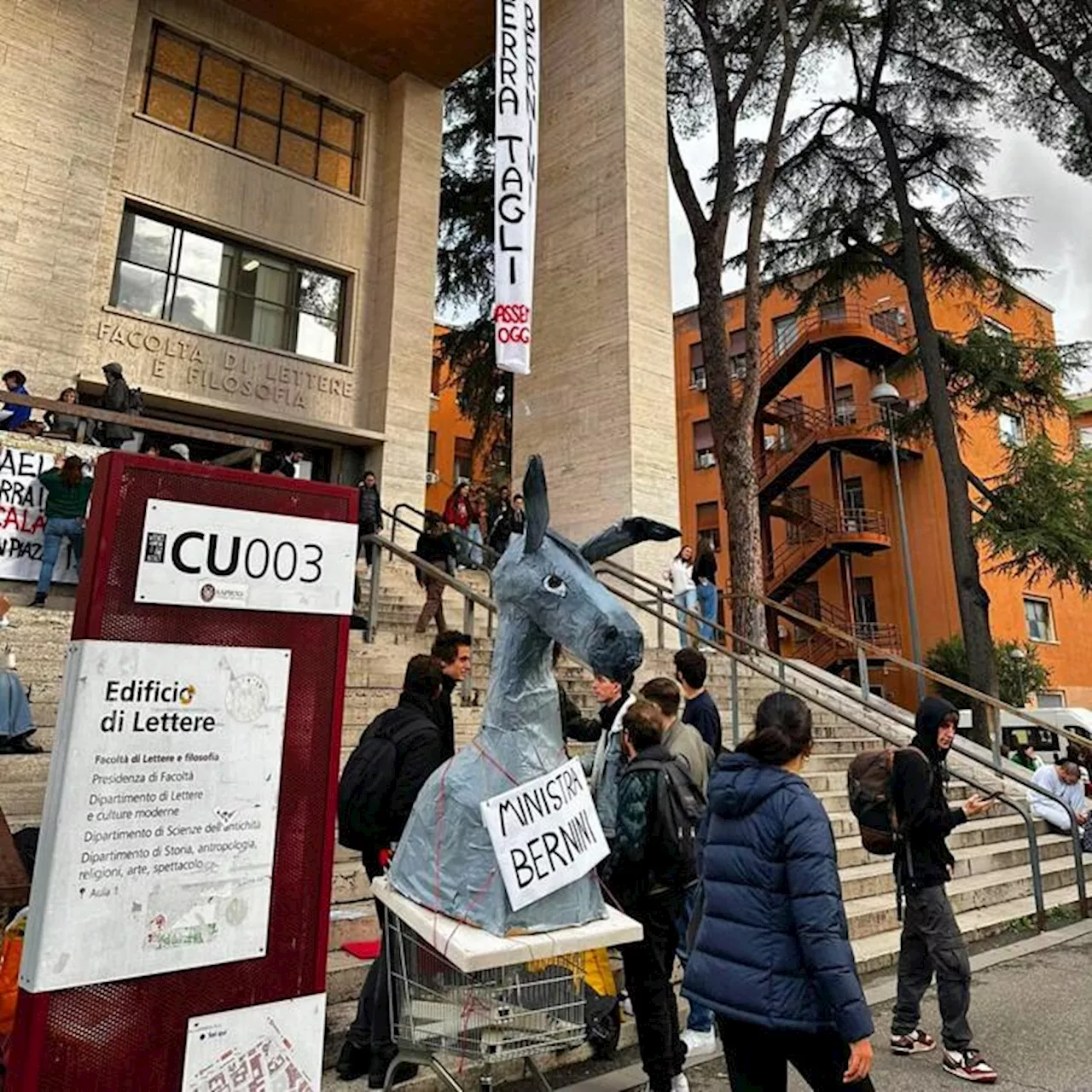 Occupato il tetto della facoltà di Lettere alla Sapienza: 'Stop a tagli e riforma'