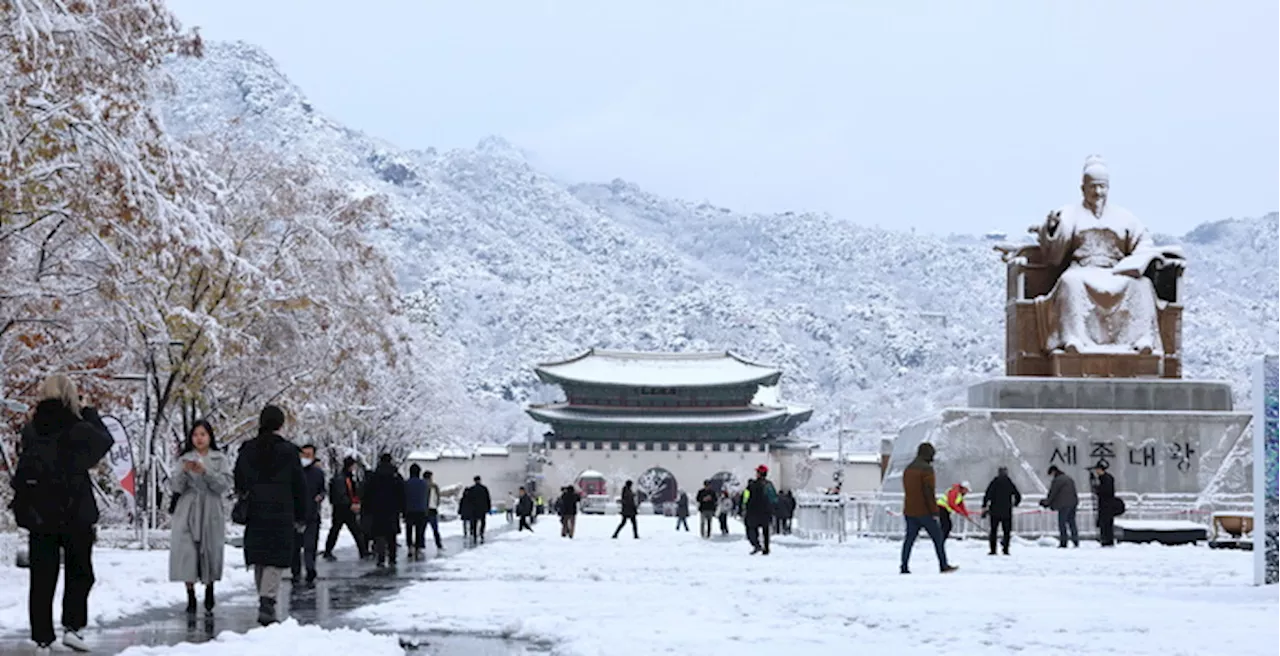 Piazza Gwanghwamun imbiancata dalle forti nevicate a Seul