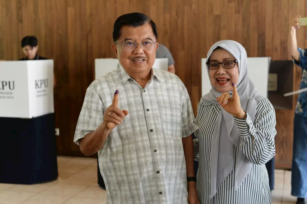 Jusuf Kalla mencoblos Pilkada Jakarta dengan didampingi istri