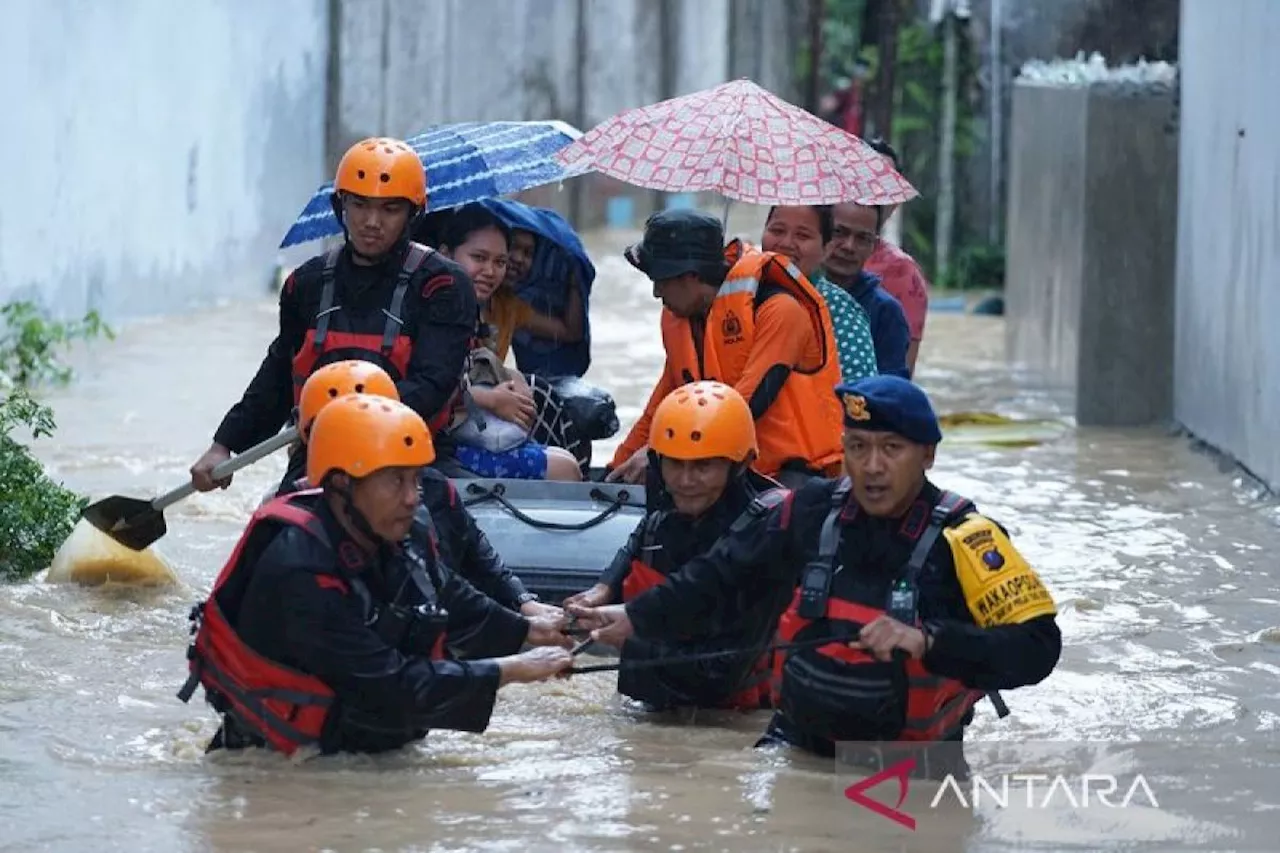 Satuan Brimob Polda Sumut Mengerahkan Personel untuk Evakuasi Warga Terkena Banjir di Medan