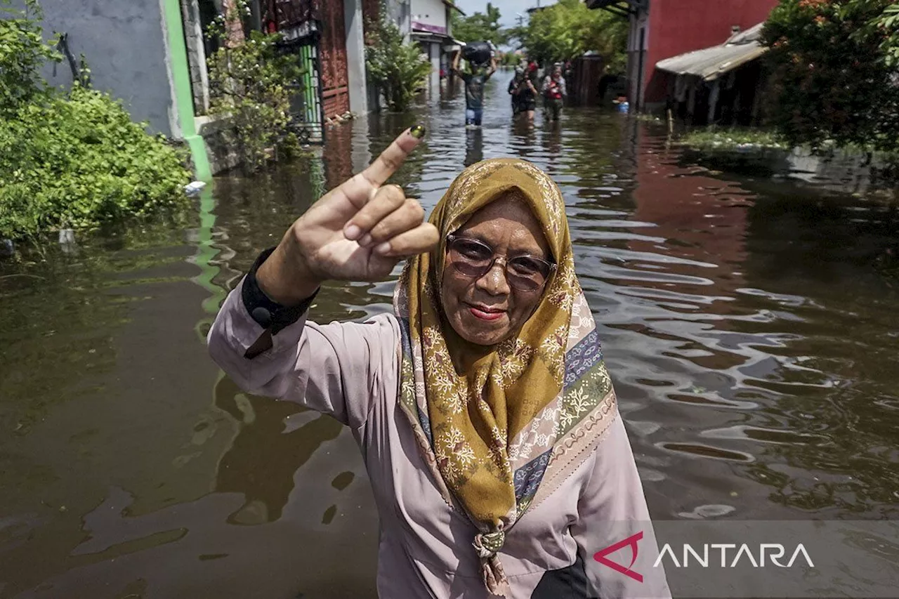 Walaupun TPS terendam banjir, warga tetap datang berikan hak suaranya di Pasirkratonkramat, Kota Pekalongan, Jateng