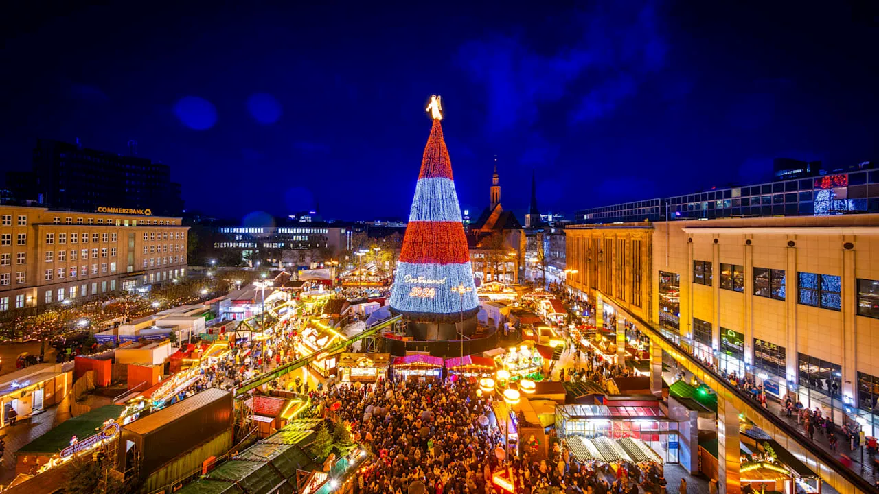 Der größte Weihnachtsbaum der Welt in Dortmund erstrahlt in Weiß und Rot