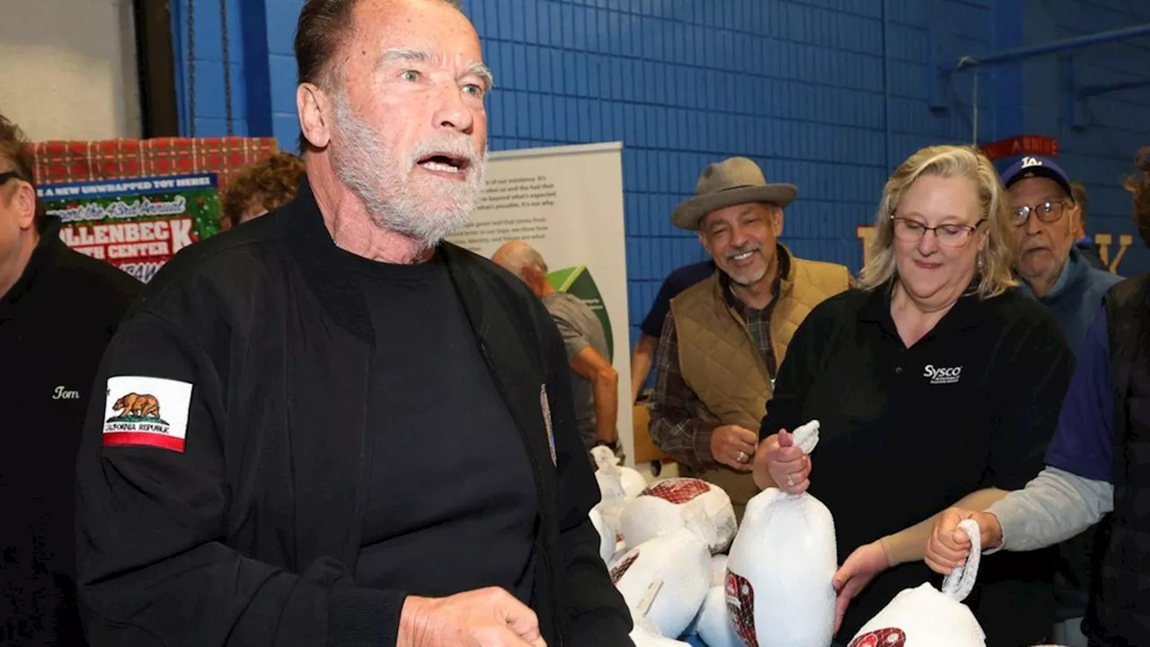 Thanksgiving-Tradition seit drei Jahrzehnten: Arnold Schwarzenegger verteilt in Los Angeles Truthähne