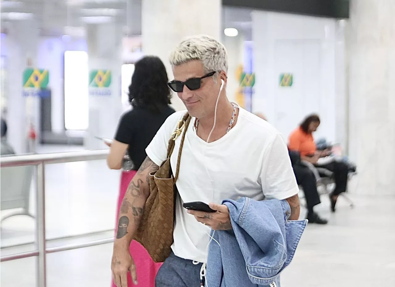 Bruno Gagliasso anda com bolsa de R$ 49 mil em aeroporto; veja fotos