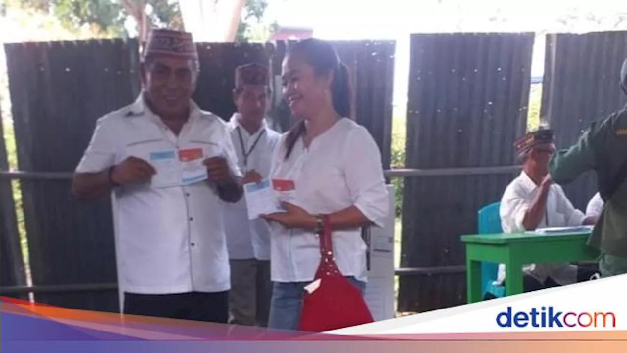 Cabup Edi Endi Pakai Topi Re'a, Coblos di Labuan Bajo