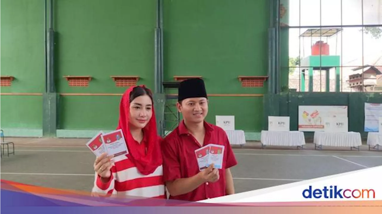 Calon Tunggal Trenggalek Ipin Nyoblos Bareng Istri di TPS Surodakan