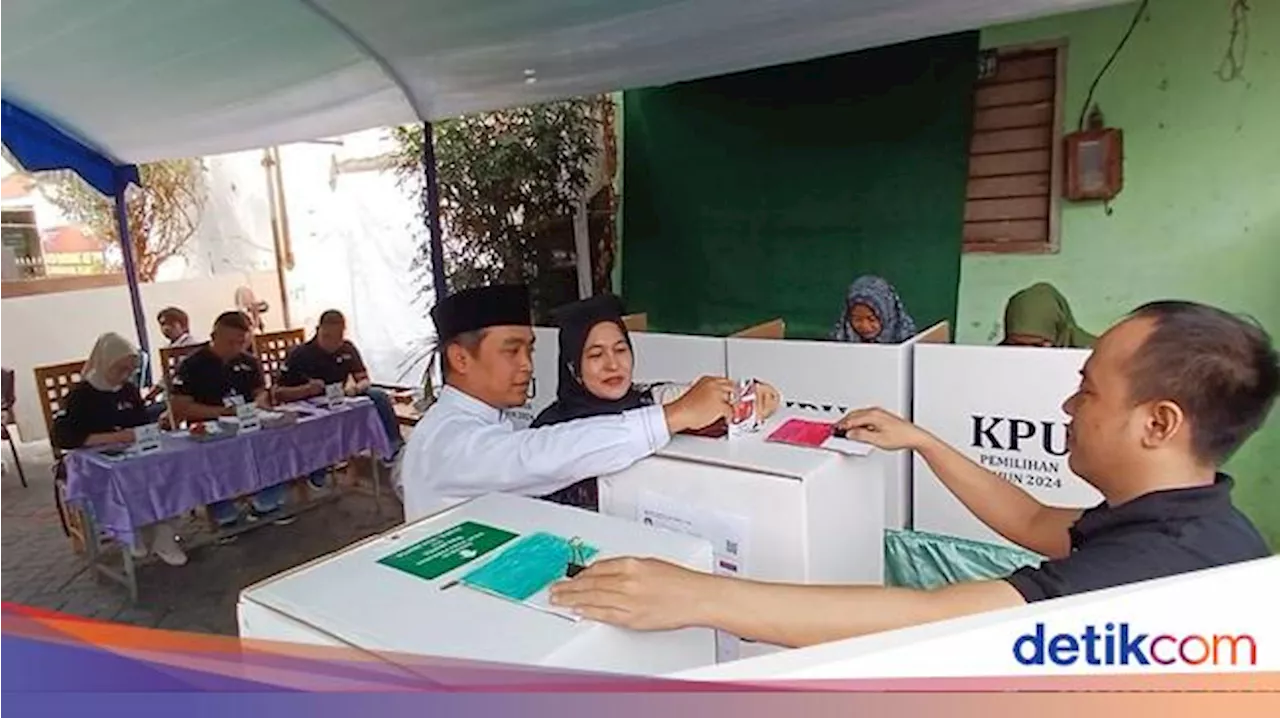 Cawali Pasuruan Adi Wibowo dan Istri Nyoblos, Datang ke TPS Naik Motor Jadul