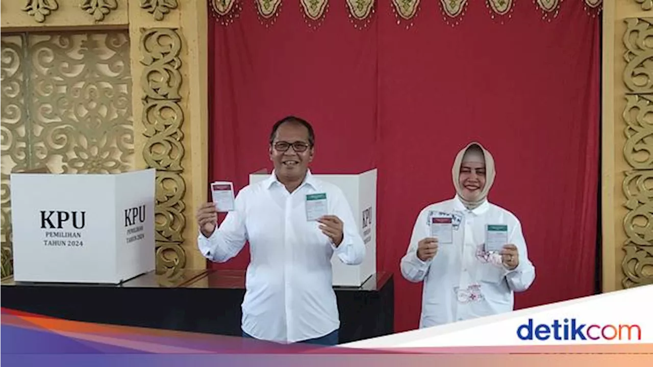 Danny-Indira Sapa-Foto Bareng Warga Saat Nyoblos di TPS 001 Mamajang Makassar