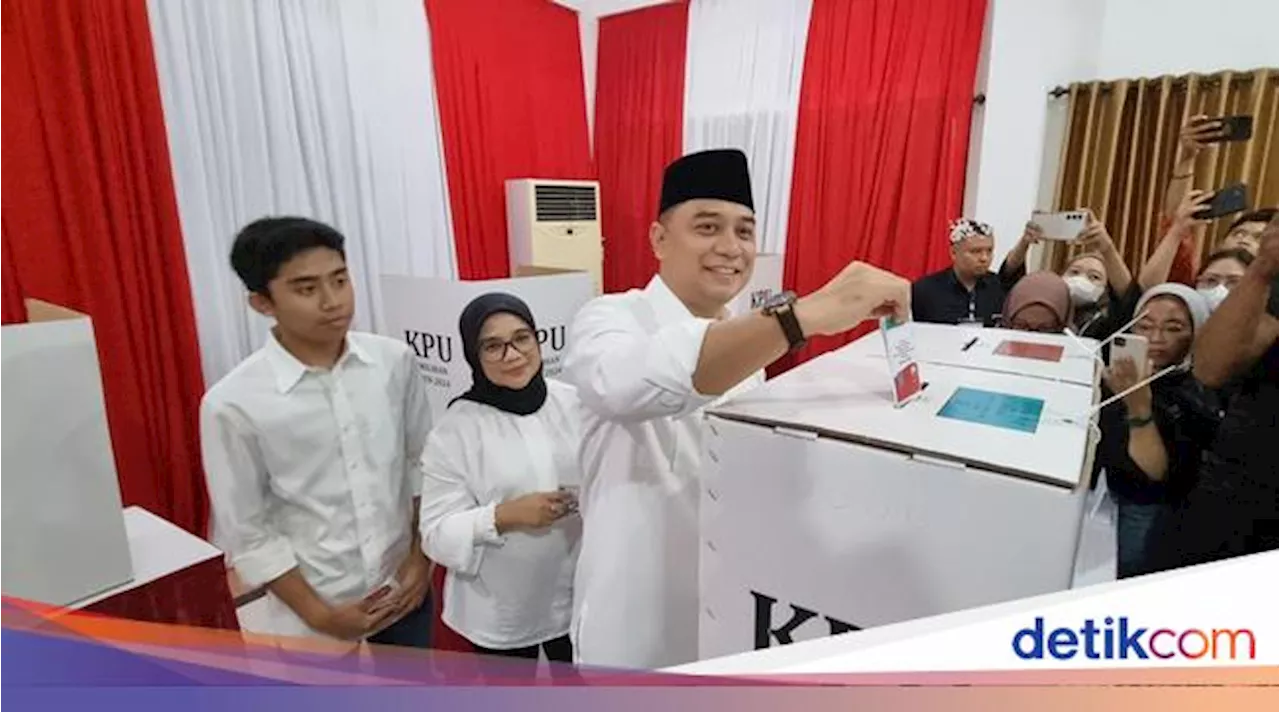 Eri Cahyadi Nyoblos ke TPS Diantar Iringan Hadrah