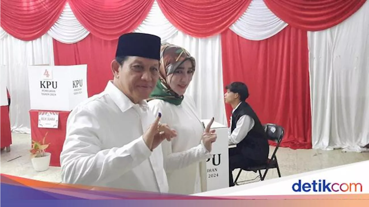 Gaya Cagub Jabar Acep Adang dan Istri Saat Nyoblos di Cipasung Tasik