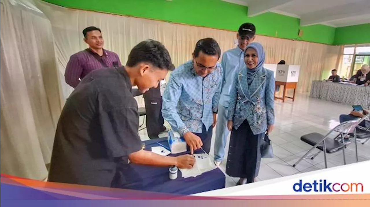 Kompak Berbatik Biru Muda, Sahrul dan Istri Nyobolos di TPS 14 Soreang