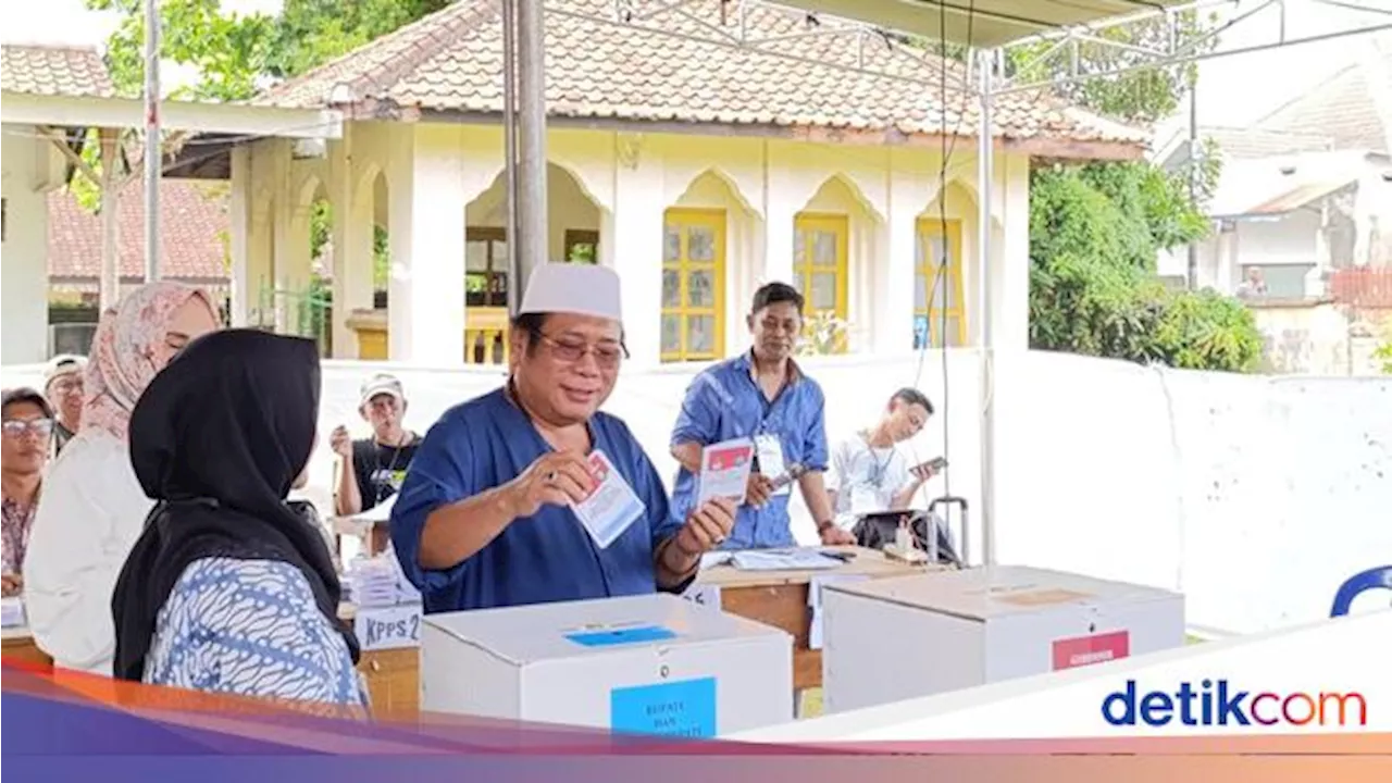 Mencoblos di Lombok Tengah, Uhel Pamerkan 2 Jarinya yang Dicelupkan ke Tinta