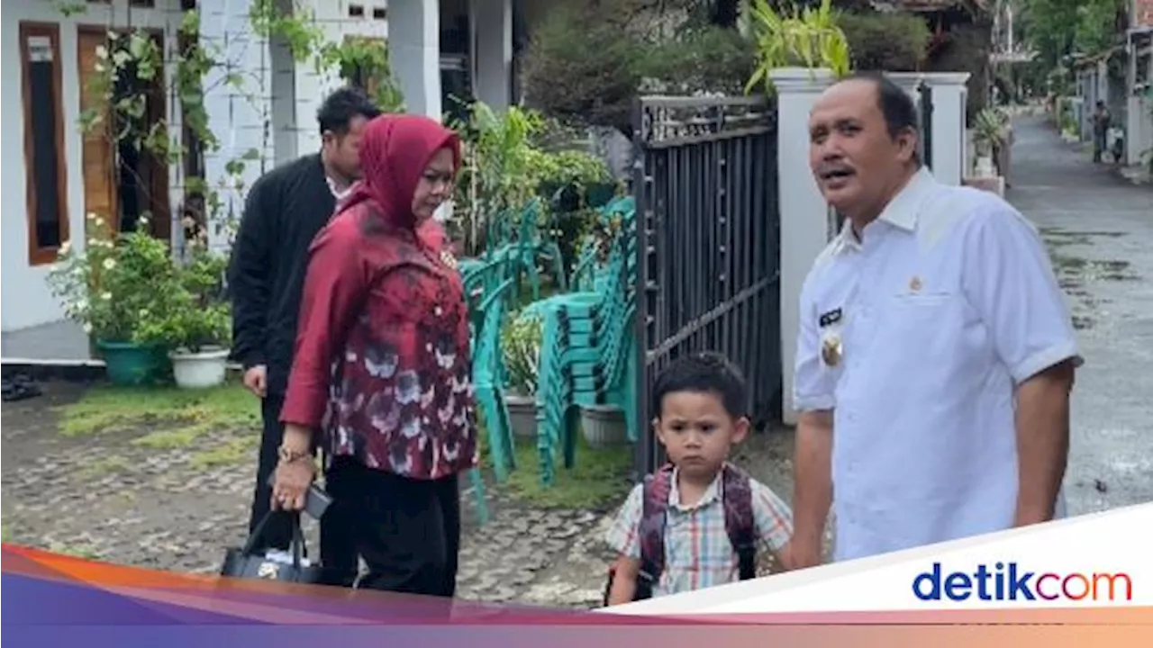 Momen Cagub Jeje Nyoblos di Pangandaran Didampingi Istri dan Cucu