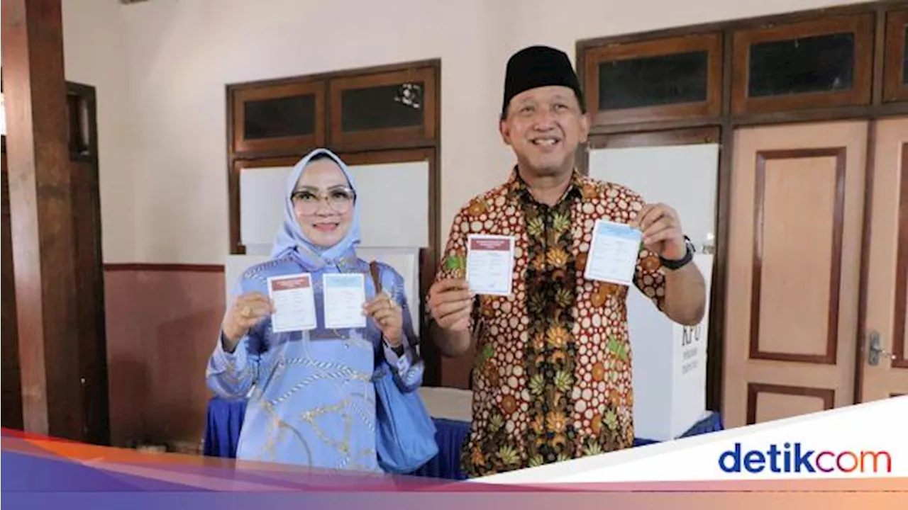 Nyoblos Bareng Istri, Ipong Optimistis Menang Besar di Ponorogo