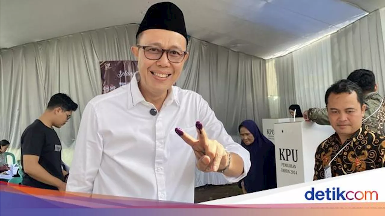 Senyum dan Salam 2 Jari Ayep Zaki Usai Nyoblos di TPS 18