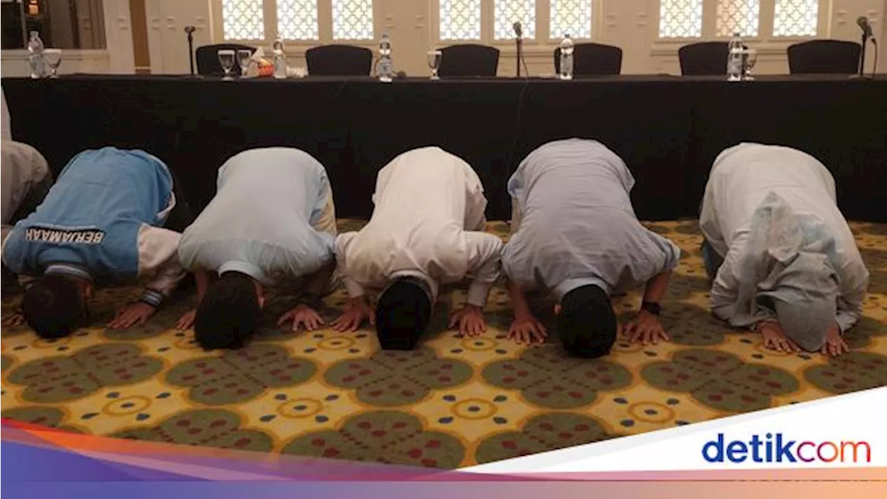 Sujud Syukur Jeje Govinda-Asep Ismail Usai Unggul Versi QC Pilkada KBB