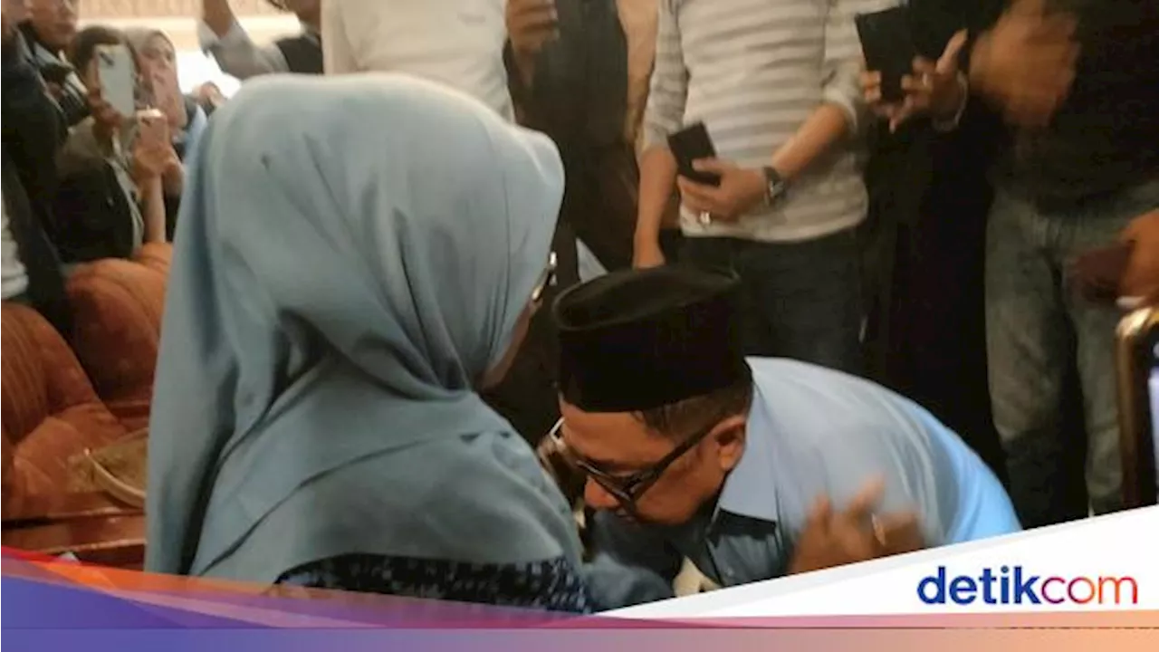 Tangis Syakur di Pelukan Ibu Usai Unggul Quick Count Pilkada Garut