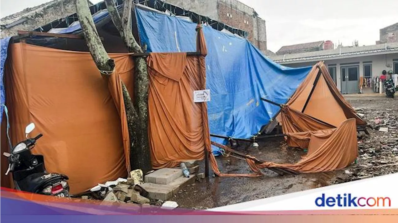 TPS di Cimahi Ambruk Diterjang Hujan-Angin