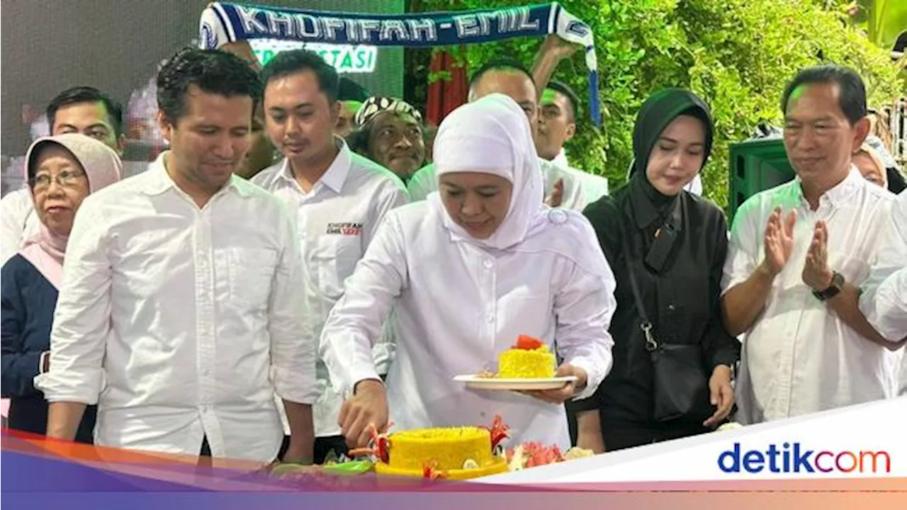 Unggul di Quick Count, Khofifah-Emil Potong Tumpeng: Jaga Suara Rakyat!